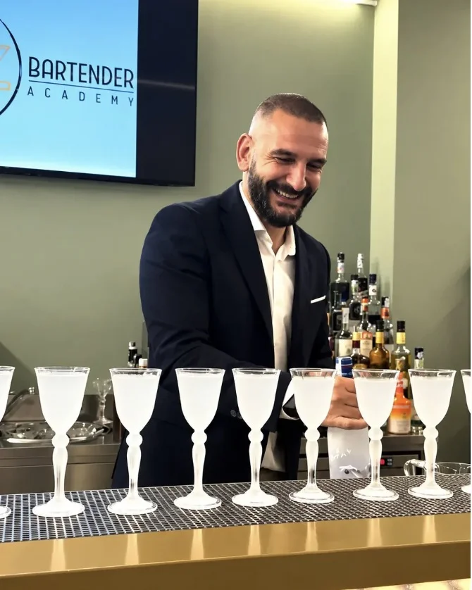 Filippo Adriano Marinelli al bancone della Marinelli Bartender Academy
